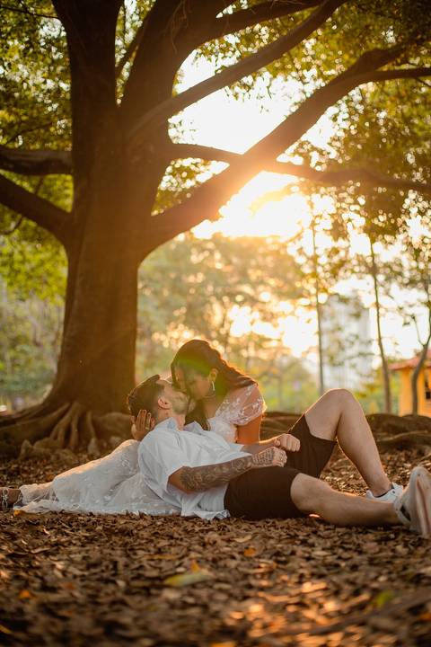 As melhores ideias e inspirações criativas de fotos de ensaio pré casamento registradas por fotógrafos profissionais de eventos da empresa Criativus Foto e Vídeo no Parque Ecológico de Barueri'