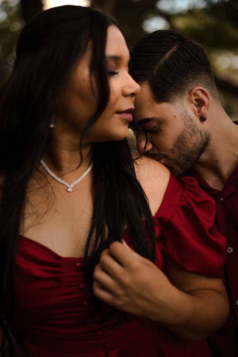 As melhores ideias e inspirações criativas de fotos de ensaio pré casamento registradas por fotógrafos profissionais de eventos da empresa Criativus Foto e Vídeo no Parque Ecológico de Barueri'