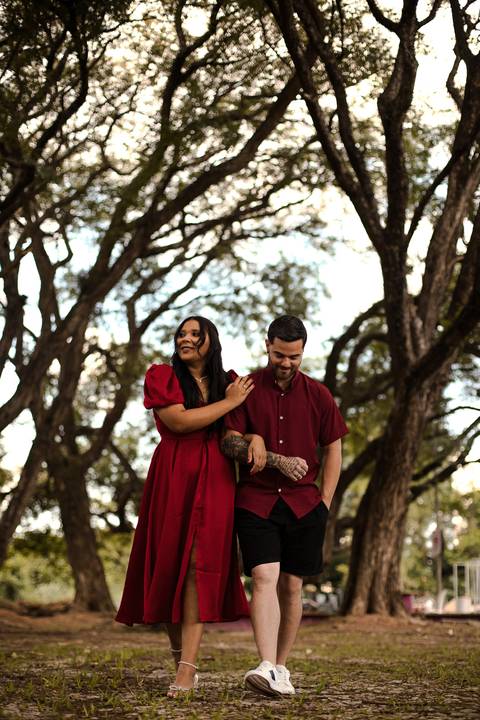 As melhores ideias e inspirações criativas de fotos de ensaio pré casamento registradas por fotógrafos profissionais de eventos da empresa Criativus Foto e Vídeo no Parque Ecológico de Barueri'