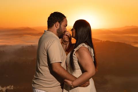As melhores ideias e inspirações criativas de fotos de ensaio pré casamento registradas por fotógrafos profissionais de eventos da empresa Criativus Foto e Vídeo no  Nascer do Sol no Morro do Capuava'