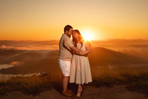 As melhores ideias e inspirações criativas de fotos de ensaio pré casamento registradas por fotógrafos profissionais de eventos da empresa Criativus Foto e Vídeo no  Nascer do Sol no Morro do Capuava'