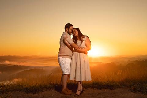 As melhores ideias e inspirações criativas de fotos de ensaio pré casamento registradas por fotógrafos profissionais de eventos da empresa Criativus Foto e Vídeo no  Nascer do Sol no Morro do Capuava'