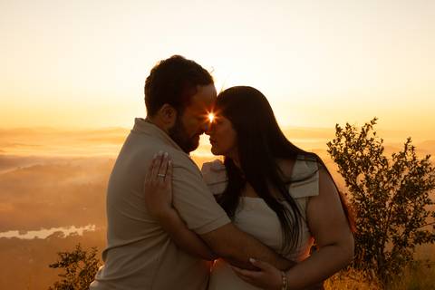 As melhores ideias e inspirações criativas de fotos de ensaio pré casamento registradas por fotógrafos profissionais de eventos da empresa Criativus Foto e Vídeo no  Nascer do Sol no Morro do Capuava'