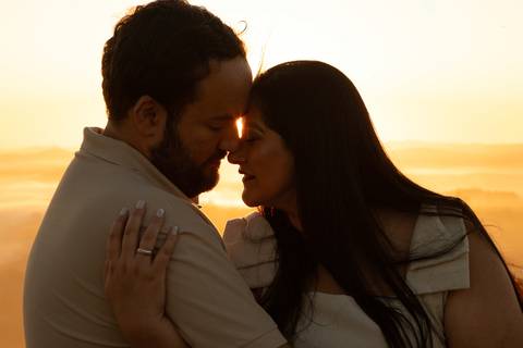 As melhores ideias e inspirações criativas de fotos de ensaio pré casamento registradas por fotógrafos profissionais de eventos da empresa Criativus Foto e Vídeo no  Nascer do Sol no Morro do Capuava'