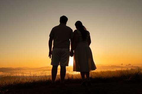 As melhores ideias e inspirações criativas de fotos de ensaio pré casamento registradas por fotógrafos profissionais de eventos da empresa Criativus Foto e Vídeo no  Nascer do Sol no Morro do Capuava'