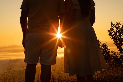 As melhores ideias e inspirações criativas de fotos de ensaio pré casamento registradas por fotógrafos profissionais de eventos da empresa Criativus Foto e Vídeo no  Nascer do Sol no Morro do Capuava'