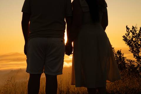 As melhores ideias e inspirações criativas de fotos de ensaio pré casamento registradas por fotógrafos profissionais de eventos da empresa Criativus Foto e Vídeo no  Nascer do Sol no Morro do Capuava'