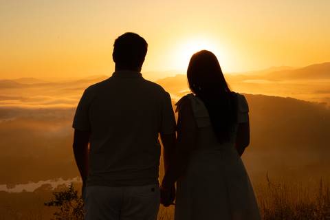 As melhores ideias e inspirações criativas de fotos de ensaio pré casamento registradas por fotógrafos profissionais de eventos da empresa Criativus Foto e Vídeo no  Nascer do Sol no Morro do Capuava'