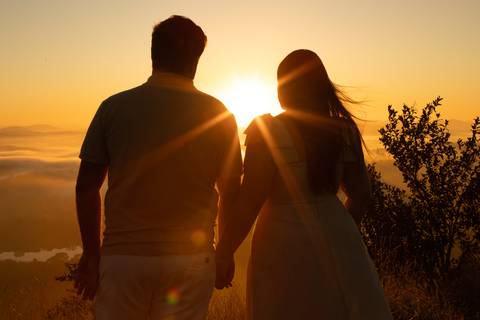 As melhores ideias e inspirações criativas de fotos de ensaio pré casamento registradas por fotógrafos profissionais de eventos da empresa Criativus Foto e Vídeo no  Nascer do Sol no Morro do Capuava'