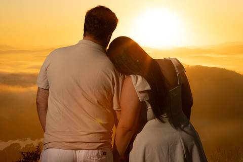 As melhores ideias e inspirações criativas de fotos de ensaio pré casamento registradas por fotógrafos profissionais de eventos da empresa Criativus Foto e Vídeo no  Nascer do Sol no Morro do Capuava'