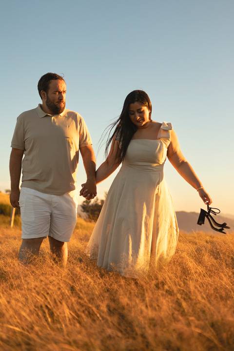 As melhores ideias e inspirações criativas de fotos de ensaio pré casamento registradas por fotógrafos profissionais de eventos da empresa Criativus Foto e Vídeo no  Nascer do Sol no Morro do Capuava'