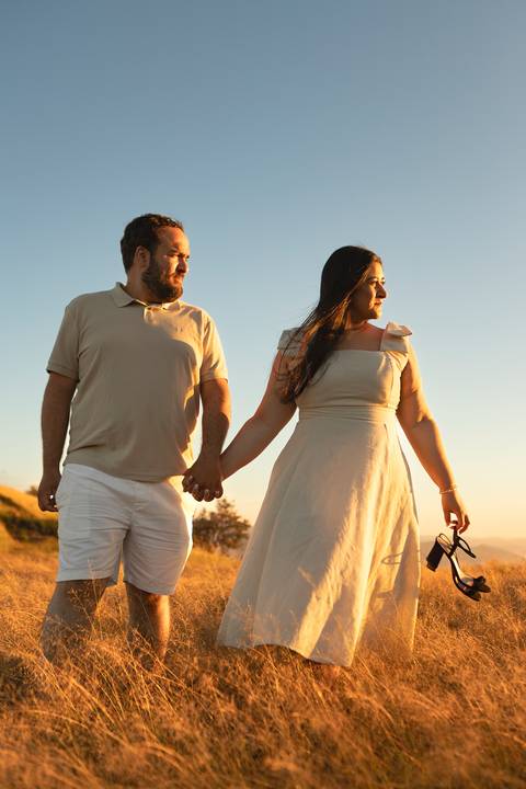 As melhores ideias e inspirações criativas de fotos de ensaio pré casamento registradas por fotógrafos profissionais de eventos da empresa Criativus Foto e Vídeo no  Nascer do Sol no Morro do Capuava'
