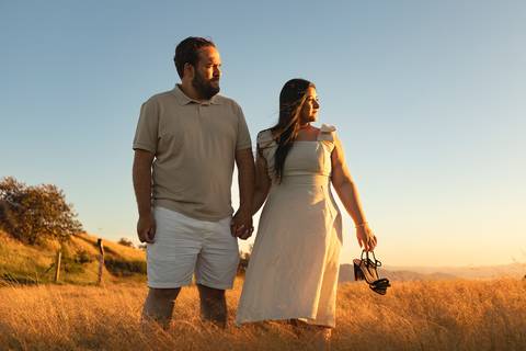As melhores ideias e inspirações criativas de fotos de ensaio pré casamento registradas por fotógrafos profissionais de eventos da empresa Criativus Foto e Vídeo no  Nascer do Sol no Morro do Capuava'