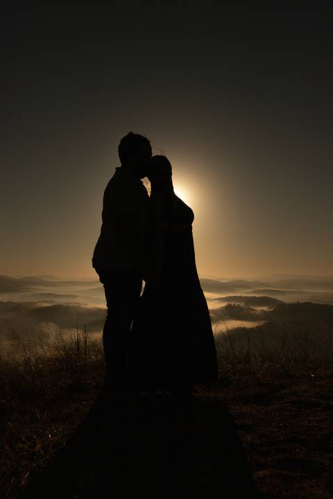 As melhores ideias e inspirações criativas de fotos de ensaio pré casamento registradas por fotógrafos profissionais de eventos da empresa Criativus Foto e Vídeo no  Nascer do Sol no Morro do Capuava'