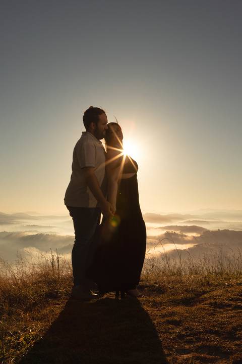 As melhores ideias e inspirações criativas de fotos de ensaio pré casamento registradas por fotógrafos profissionais de eventos da empresa Criativus Foto e Vídeo no  Nascer do Sol no Morro do Capuava'