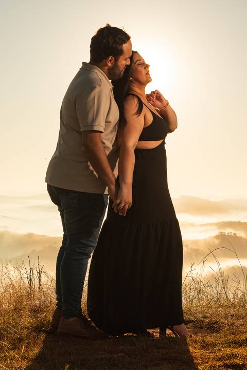 As melhores ideias e inspirações criativas de fotos de ensaio pré casamento registradas por fotógrafos profissionais de eventos da empresa Criativus Foto e Vídeo no  Nascer do Sol no Morro do Capuava'