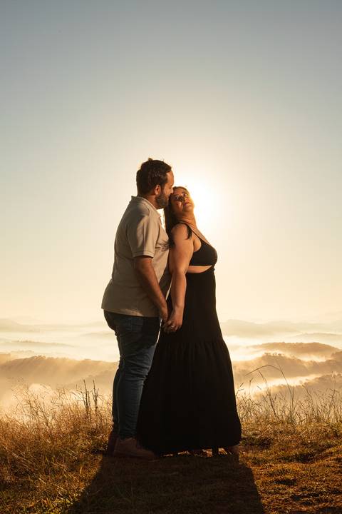 As melhores ideias e inspirações criativas de fotos de ensaio pré casamento registradas por fotógrafos profissionais de eventos da empresa Criativus Foto e Vídeo no  Nascer do Sol no Morro do Capuava'