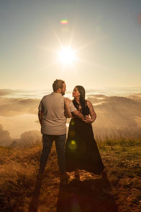 As melhores ideias e inspirações criativas de fotos de ensaio pré casamento registradas por fotógrafos profissionais de eventos da empresa Criativus Foto e Vídeo no  Nascer do Sol no Morro do Capuava'