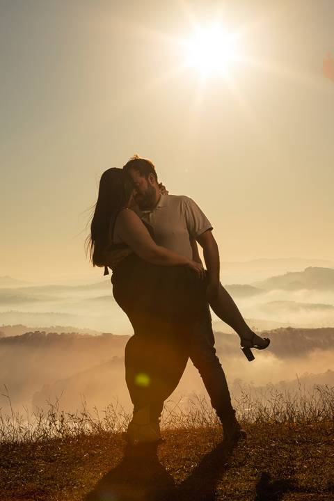 As melhores ideias e inspirações criativas de fotos de ensaio pré casamento registradas por fotógrafos profissionais de eventos da empresa Criativus Foto e Vídeo no  Nascer do Sol no Morro do Capuava'