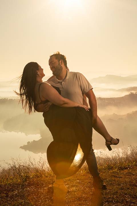 As melhores ideias e inspirações criativas de fotos de ensaio pré casamento registradas por fotógrafos profissionais de eventos da empresa Criativus Foto e Vídeo no  Nascer do Sol no Morro do Capuava'