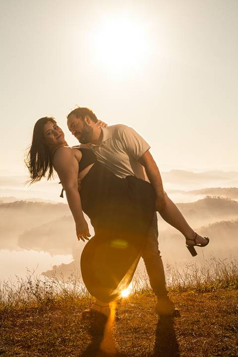 As melhores ideias e inspirações criativas de fotos de ensaio pré casamento registradas por fotógrafos profissionais de eventos da empresa Criativus Foto e Vídeo no  Nascer do Sol no Morro do Capuava'