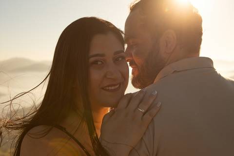 As melhores ideias e inspirações criativas de fotos de ensaio pré casamento registradas por fotógrafos profissionais de eventos da empresa Criativus Foto e Vídeo no  Nascer do Sol no Morro do Capuava'