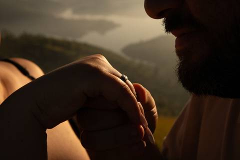 As melhores ideias e inspirações criativas de fotos de ensaio pré casamento registradas por fotógrafos profissionais de eventos da empresa Criativus Foto e Vídeo no  Nascer do Sol no Morro do Capuava'