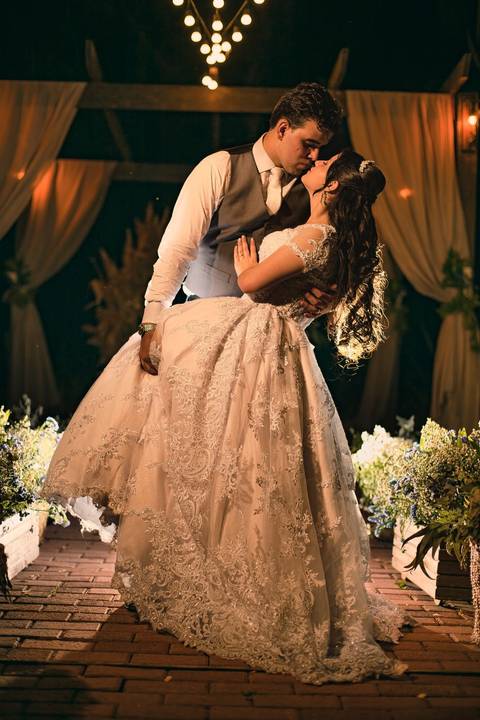 As melhores ideias e inspirações criativas de fotos de casamento registradas por fotógrafos profissionais de eventos da empresa Criativus Foto e Vídeo fotos no  Espaço Kasaqui Eventos: Fotos dos noivos na cerimônia a noite'