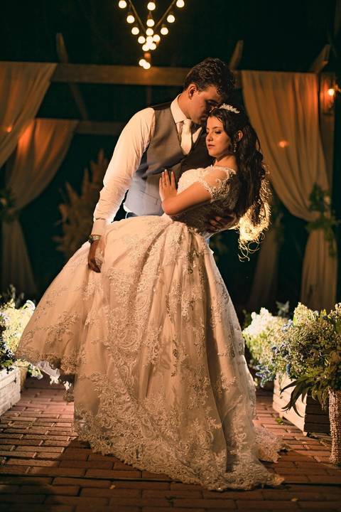 As melhores ideias e inspirações criativas de fotos de casamento registradas por fotógrafos profissionais de eventos da empresa Criativus Foto e Vídeo fotos no  Espaço Kasaqui Eventos: Fotos dos noivos na cerimônia a noite'
