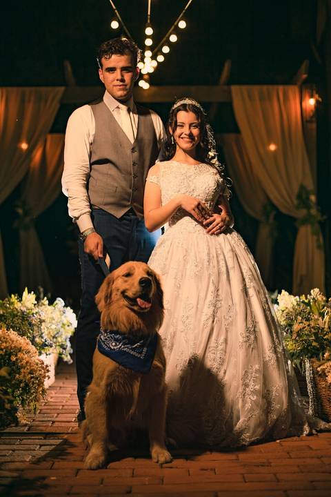 As melhores ideias e inspirações criativas de fotos de casamento registradas por fotógrafos profissionais de eventos da empresa Criativus Foto e Vídeo fotos no  Espaço Kasaqui Eventos: Fotos dos noivos na cerimônia a noite'