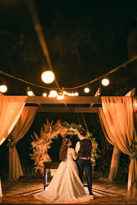 As melhores ideias e inspirações criativas de fotos de casamento registradas por fotógrafos profissionais de eventos da empresa Criativus Foto e Vídeo fotos no  Espaço Kasaqui Eventos: Fotos dos noivos na cerimônia a noite'
