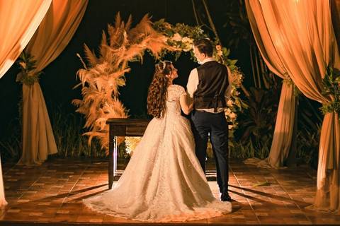 As melhores ideias e inspirações criativas de fotos de casamento registradas por fotógrafos profissionais de eventos da empresa Criativus Foto e Vídeo fotos no  Espaço Kasaqui Eventos: Fotos dos noivos na cerimônia a noite'