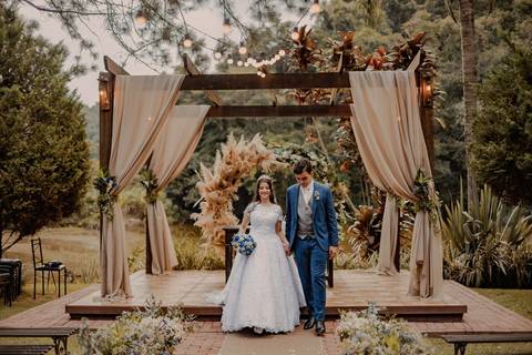 As melhores ideias e inspirações criativas de fotos de casamento registradas por fotógrafos profissionais de eventos da empresa Criativus Foto e Vídeo fotos no  Espaço Kasaqui Eventos: Fotos da saída dos noivos da cerimônia'