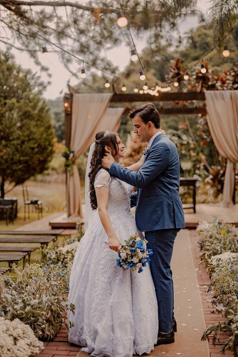 As melhores ideias e inspirações criativas de fotos de casamento registradas por fotógrafos profissionais de eventos da empresa Criativus Foto e Vídeo fotos no  Espaço Kasaqui Eventos: Fotos da saída dos noivos da cerimônia'