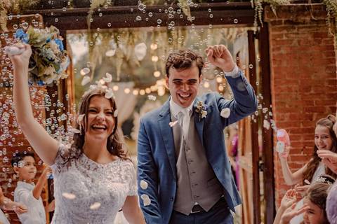 As melhores ideias e inspirações criativas de fotos de casamento registradas por fotógrafos profissionais de eventos da empresa Criativus Foto e Vídeo fotos no  Espaço Kasaqui Eventos: Fotos da saída dos noivos da cerimônia com bolhas de sabão'