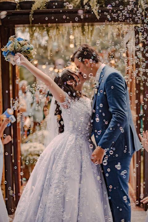 As melhores ideias e inspirações criativas de fotos de casamento registradas por fotógrafos profissionais de eventos da empresa Criativus Foto e Vídeo fotos no  Espaço Kasaqui Eventos: Fotos da saída dos noivos da cerimônia com bolhas de sabão'