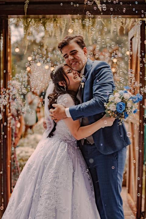 As melhores ideias e inspirações criativas de fotos de casamento registradas por fotógrafos profissionais de eventos da empresa Criativus Foto e Vídeo fotos no  Espaço Kasaqui Eventos: Fotos da saída dos noivos da cerimônia com bolhas de sabão'