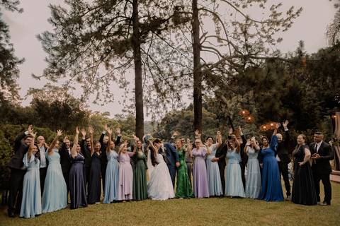 As melhores ideias e inspirações criativas de fotos de casamento registradas por fotógrafos profissionais de eventos da empresa Criativus Foto e Vídeo fotos no  Espaço Kasaqui Eventos: Fotos protocolares dos noivos com os padrinhos'