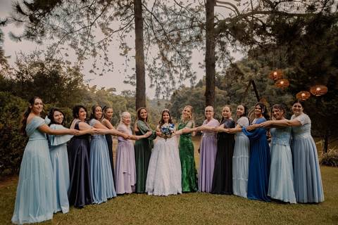 As melhores ideias e inspirações criativas de fotos de casamento registradas por fotógrafos profissionais de eventos da empresa Criativus Foto e Vídeo fotos no  Espaço Kasaqui Eventos: Fotos protocolares da noiva com as madrinhas'