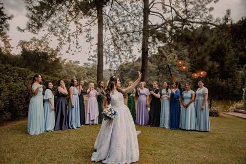 As melhores ideias e inspirações criativas de fotos de casamento registradas por fotógrafos profissionais de eventos da empresa Criativus Foto e Vídeo fotos no  Espaço Kasaqui Eventos: Fotos protocolares da noiva com as madrinhas'