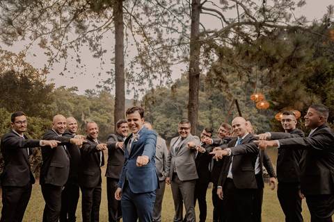As melhores ideias e inspirações criativas de fotos de casamento registradas por fotógrafos profissionais de eventos da empresa Criativus Foto e Vídeo fotos no  Espaço Kasaqui Eventos: Fotos protocolares do noivo com os padrinhos'