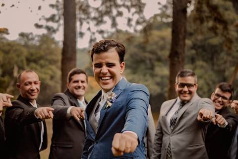 As melhores ideias e inspirações criativas de fotos de casamento registradas por fotógrafos profissionais de eventos da empresa Criativus Foto e Vídeo fotos no  Espaço Kasaqui Eventos: Fotos protocolares do noivo com os padrinhos'