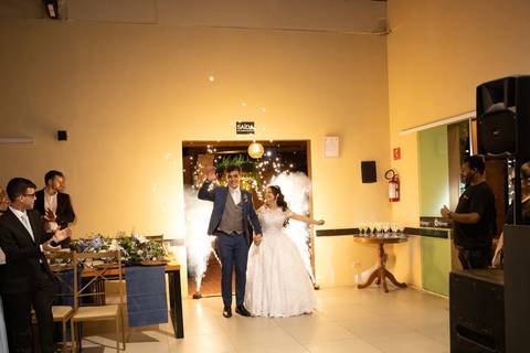 As melhores ideias e inspirações criativas de fotos de casamento registradas por fotógrafos profissionais de eventos da empresa Criativus Foto e Vídeo fotos no  Espaço Kasaqui Eventos: Fotos da entrada dos noivos na festa'