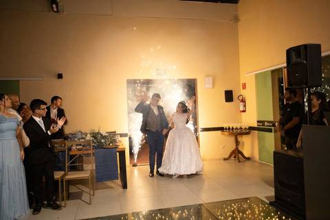 As melhores ideias e inspirações criativas de fotos de casamento registradas por fotógrafos profissionais de eventos da empresa Criativus Foto e Vídeo fotos no  Espaço Kasaqui Eventos: Fotos da entrada dos noivos na festa'