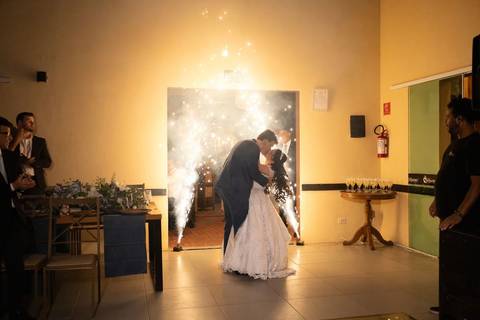 As melhores ideias e inspirações criativas de fotos de casamento registradas por fotógrafos profissionais de eventos da empresa Criativus Foto e Vídeo fotos no  Espaço Kasaqui Eventos: Fotos da entrada dos noivos na festa'