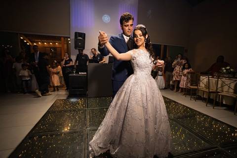 As melhores ideias e inspirações criativas de fotos de casamento registradas por fotógrafos profissionais de eventos da empresa Criativus Foto e Vídeo fotos no  Espaço Kasaqui Eventos: Fotos da dança do casal de noivos'