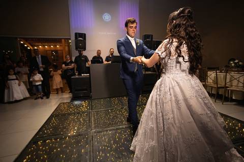 As melhores ideias e inspirações criativas de fotos de casamento registradas por fotógrafos profissionais de eventos da empresa Criativus Foto e Vídeo fotos no  Espaço Kasaqui Eventos: Fotos da dança do casal de noivos'