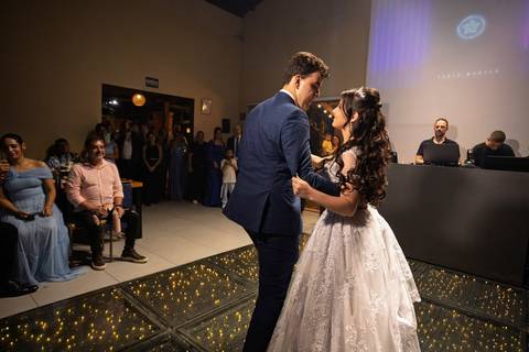 As melhores ideias e inspirações criativas de fotos de casamento registradas por fotógrafos profissionais de eventos da empresa Criativus Foto e Vídeo fotos no  Espaço Kasaqui Eventos: Fotos da dança do casal de noivos'