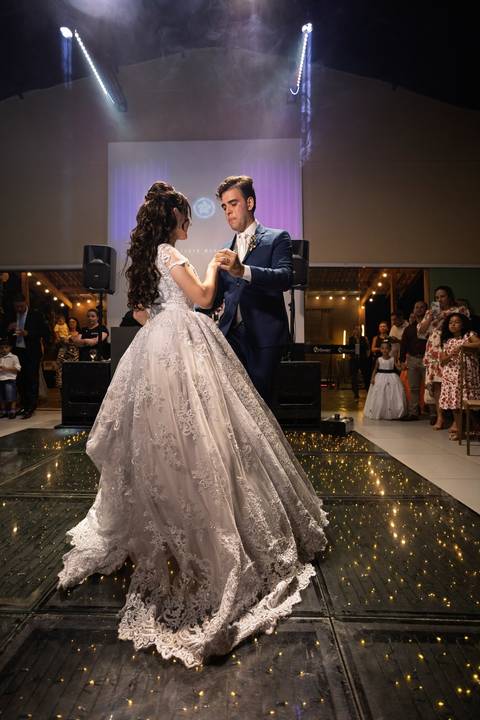 As melhores ideias e inspirações criativas de fotos de casamento registradas por fotógrafos profissionais de eventos da empresa Criativus Foto e Vídeo fotos no  Espaço Kasaqui Eventos: Fotos da dança do casal de noivos'