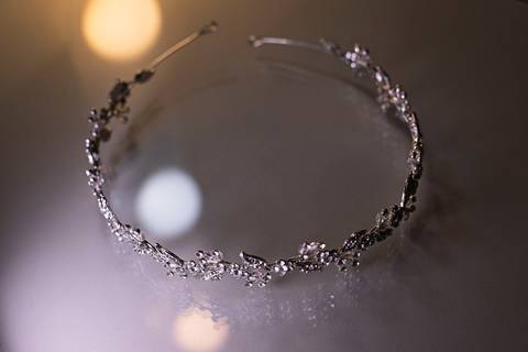 As melhores ideias e inspirações criativas de fotos de casamento registradas por fotógrafos profissionais de eventos da empresa Criativus Foto e Vídeo fotos do making of da noiva no salão Ateliê Make Up Fabiana Mendes'